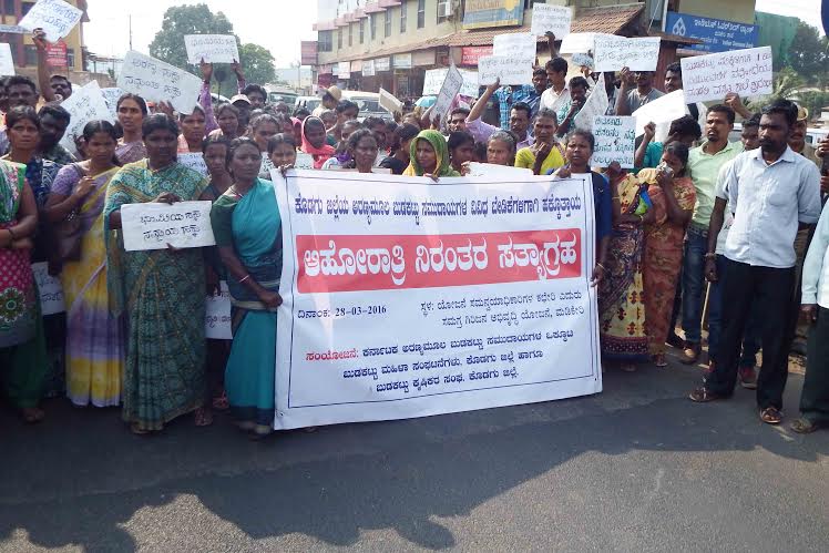 ಬುಡಕಟ್ಟು ಜನರಿಂದ ರಸ್ತೆ ತಡೆದು ಪ್ರತಿಭಟನೆ